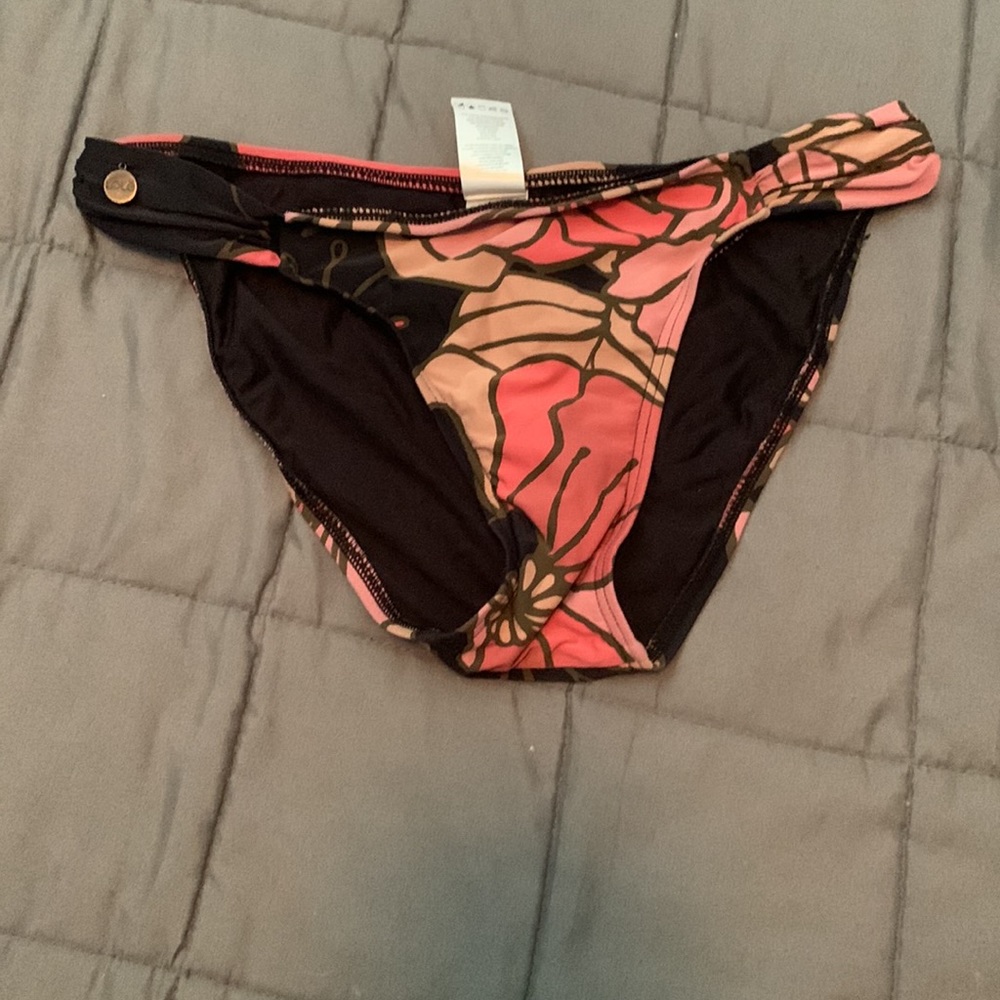 Three bikini bottoms - Picture 3 of 8